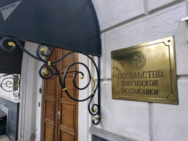 Посольство КР в РФ помогло получить мигрантам более 7 миллионов рублей зарплаты